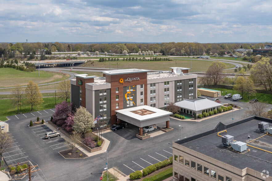 More Photos Of 25105 Country Club Blvd, North Olmsted Hotel For Sale