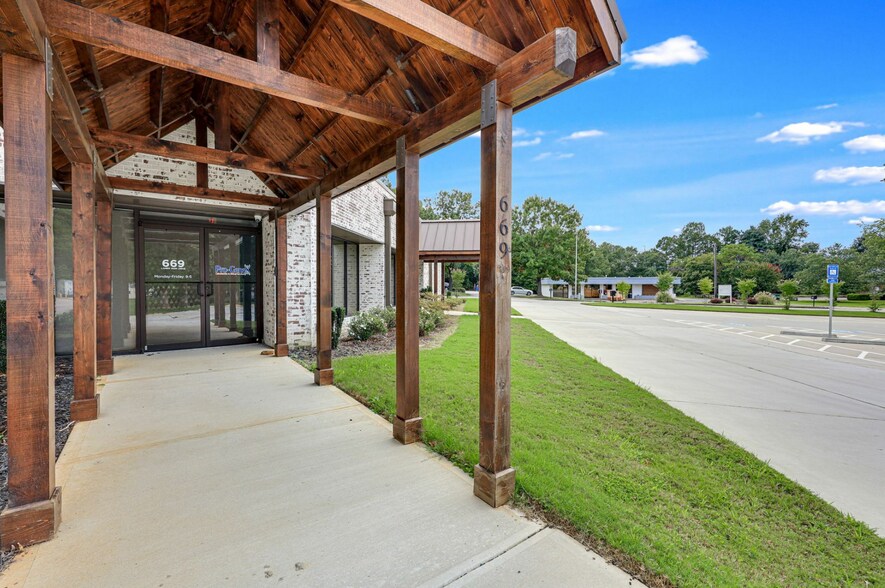 More Photos Of 669 Lanier Park Dr, Gainesville Medical For Sale