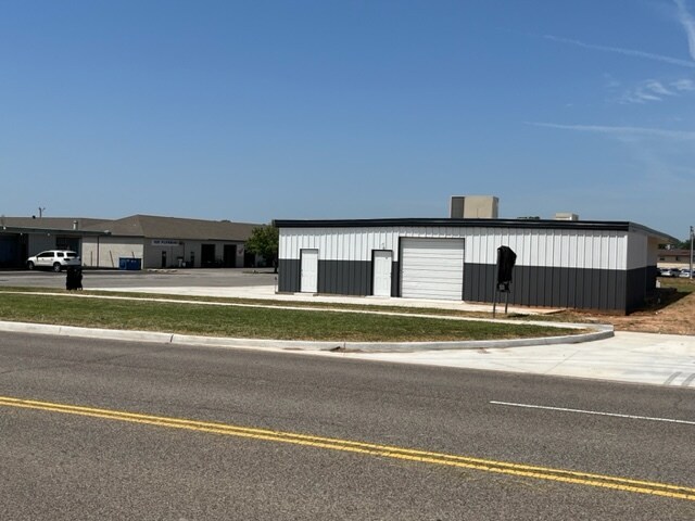 More Photos Of 805 NW 24th St, Moore Freestanding For Sale