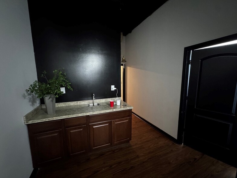 More Photos Of 1425 Agnes Ave, Kansas City Warehouse For Sale