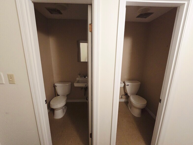 More Photos Of 437-443 Gaston Foster Rd, Orlando Office For Sale