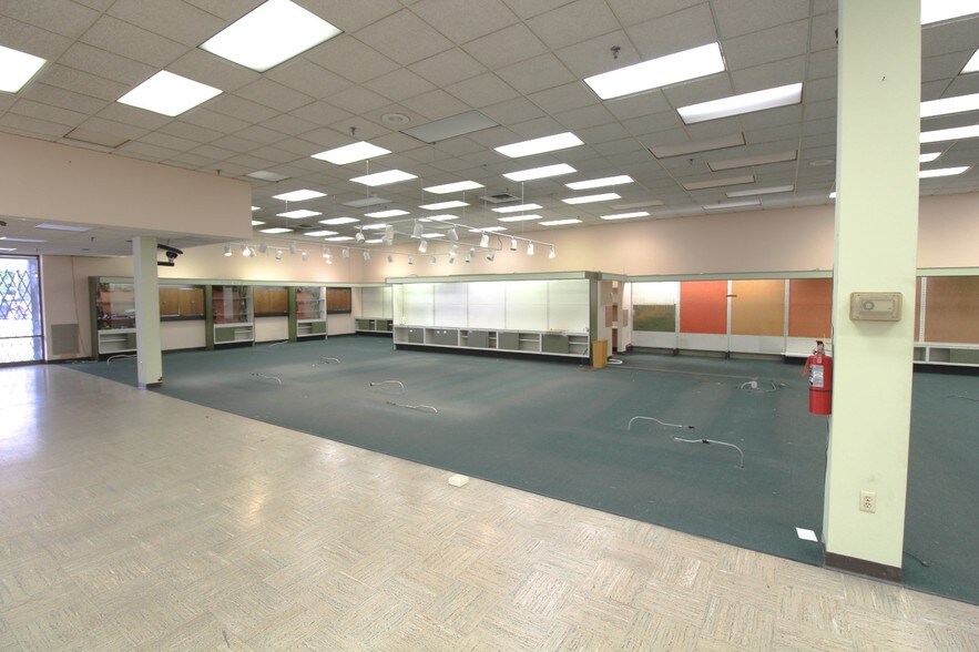 More Photos Of 1010 3rd Ave, Huntington Storefront Retail Office For Lease