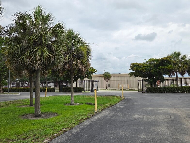 More Photos Of 3550 Work Dr, Fort Myers Showroom For Lease