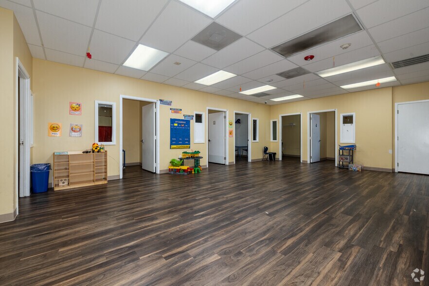 More Photos Of 11820 Huffmeister Rd, Houston Office For Sale