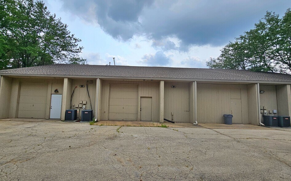 More Photos Of 7117 Clinton Rd, Loves Park Loft Creative Space For Lease