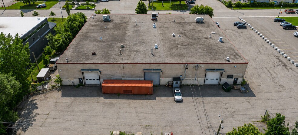 More Photos Of 121-123 Av Labrosse, Pointe-claire Warehouse For Lease