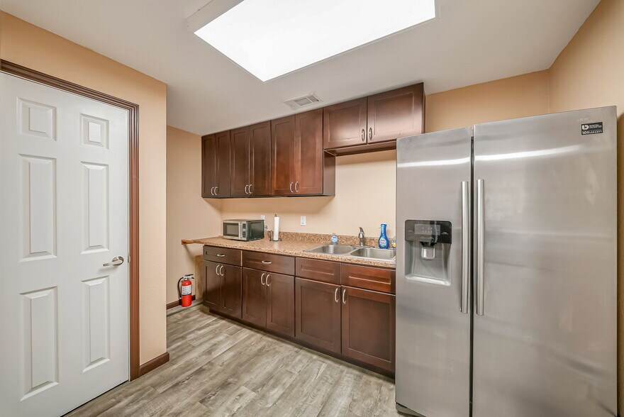 More Photos Of 7817 Hillmont St, Houston Flex For Lease