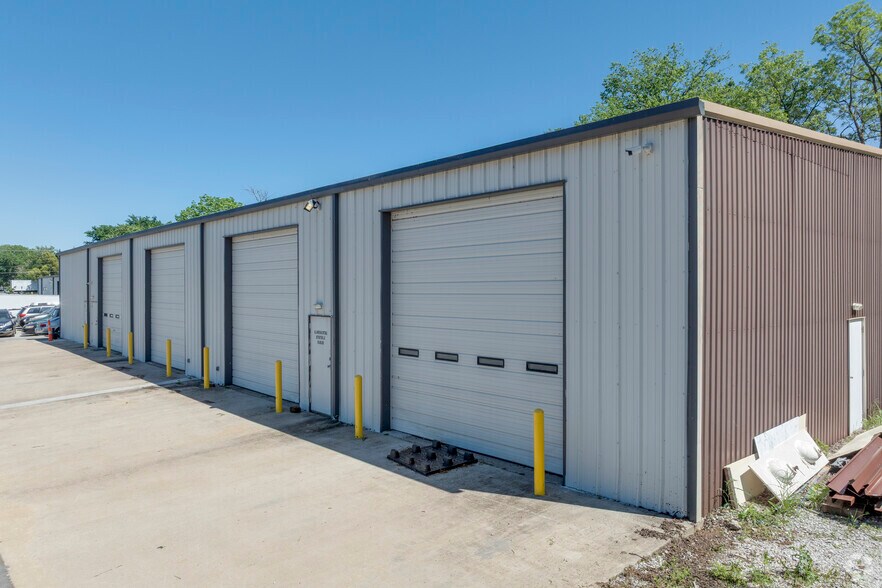 More Photos Of 126 N Garnett Rd, Tulsa Unknown For Lease