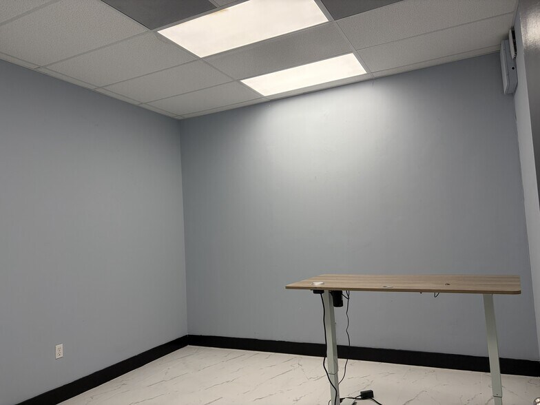 More Photos Of 2649 S Park Rd, Hallandale Warehouse For Lease