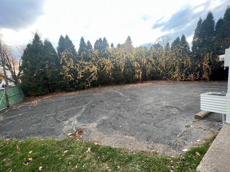 More Photos Of 556 Auburn Ave, Pontiac Light Manufacturing For Lease