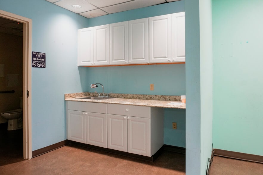 More Photos Of 1712 S Staples St, Corpus Christi Office For Lease