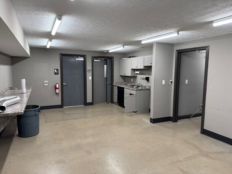 More Photos Of 3250-3268 Ruckriegel Pky, Louisville Light Manufacturing For Lease