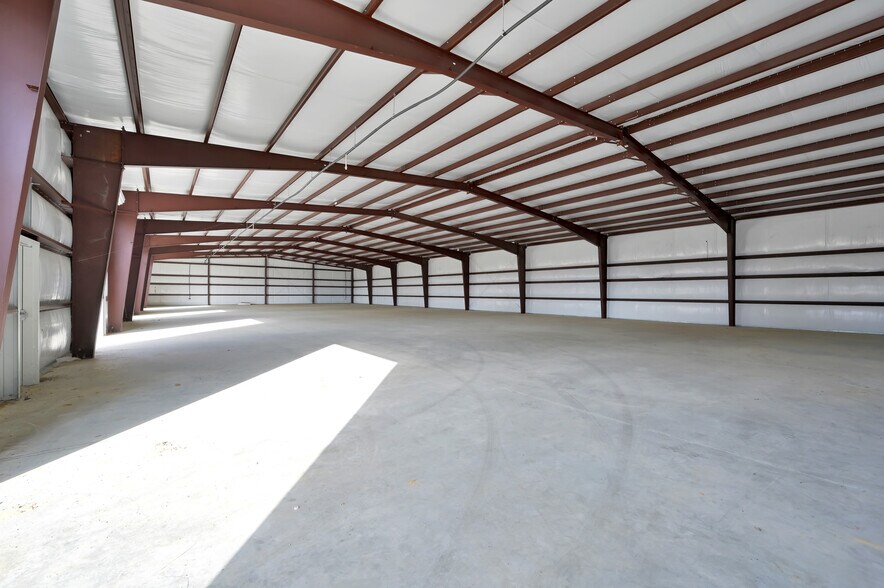 More Photos Of 535 S Persimmon St, Tomball Warehouse For Lease