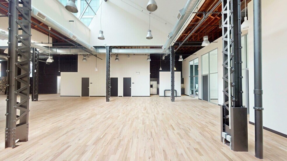 More Photos Of 210-216 W Chicago Ave, Chicago Loft Creative Space For Lease