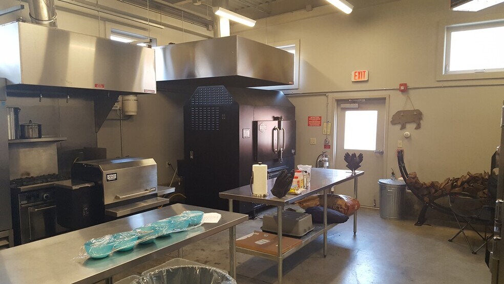 More Photos Of 179 Cross Rd, Waterford Service For Lease