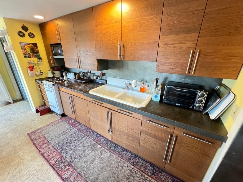 More Photos Of 1438-1442 Light St, Baltimore Showroom For Sale