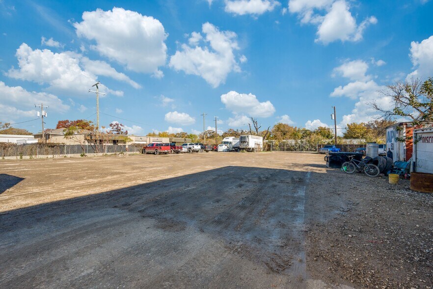 More Photos Of 1919 Rhome St, Dallas Distribution For Lease