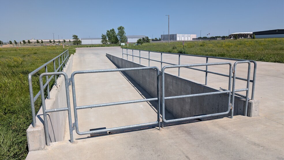 More Photos Of 5220 N Webb Rd, Bel Aire Industrial For Lease