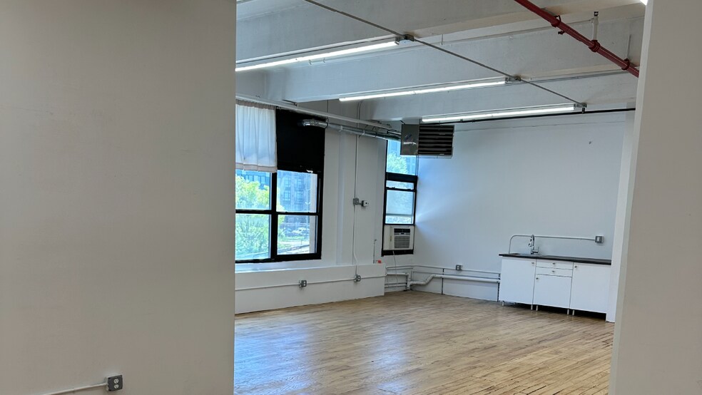 More Photos Of 2121 41st Ave, Long Island City Light Distribution For Lease