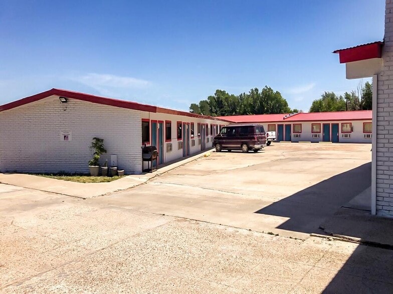 More Photos Of 823 NE Hwy 54, Guymon Hotel For Sale