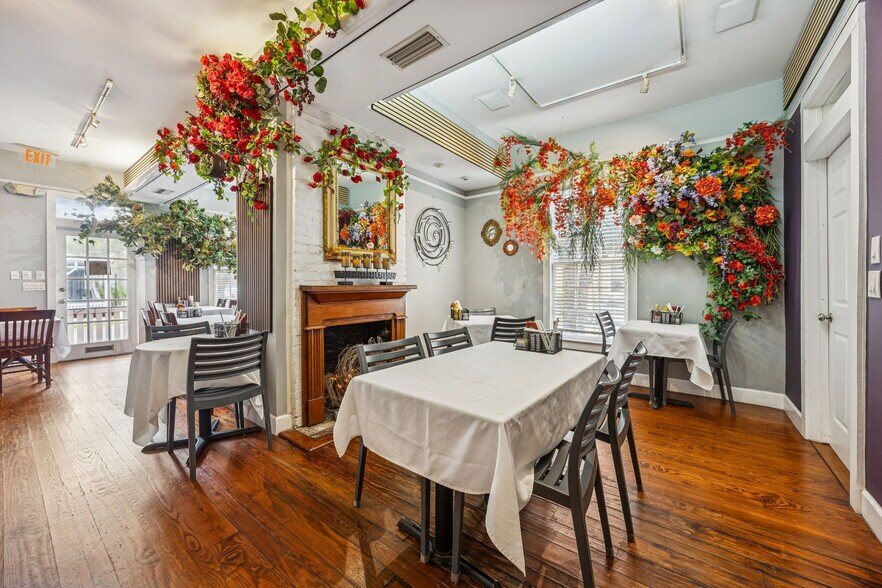 More Photos Of 218 Ash St, Fernandina Beach Freestanding For Sale