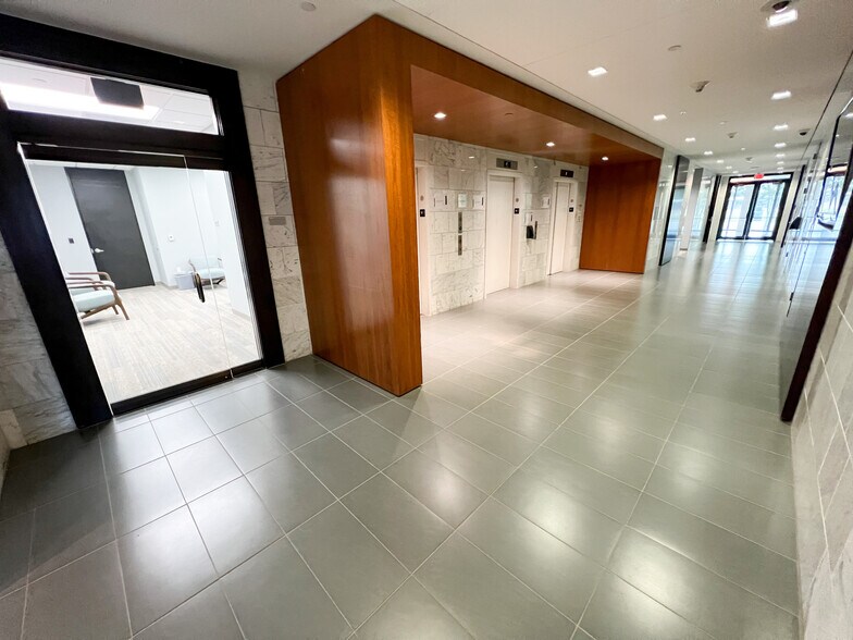 More Photos Of 303 Veterans Airpark Ln, Midland Office For Lease