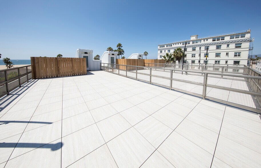 More Photos Of 305 Ocean Front Walk, Venice Office For Lease
