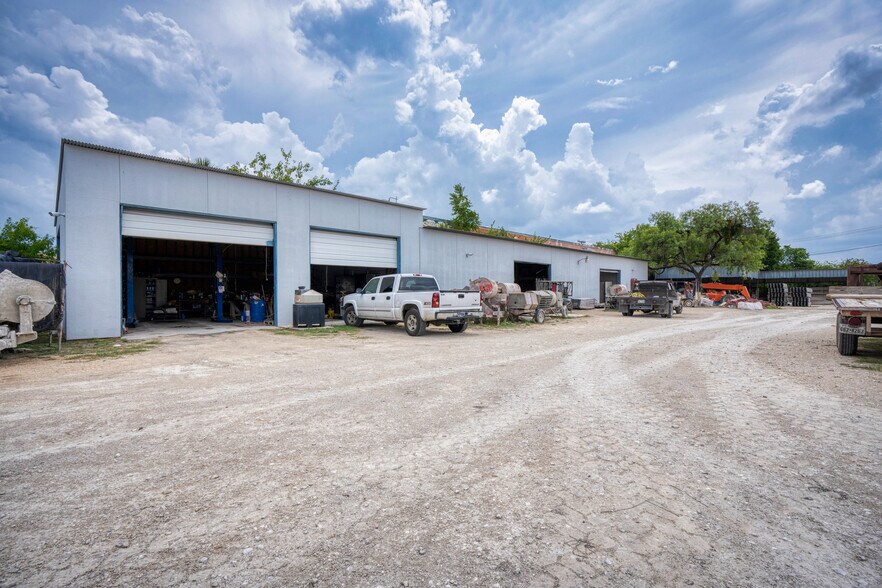 More Photos Of 1402 Hoefgen Ave, San Antonio Warehouse For Sale