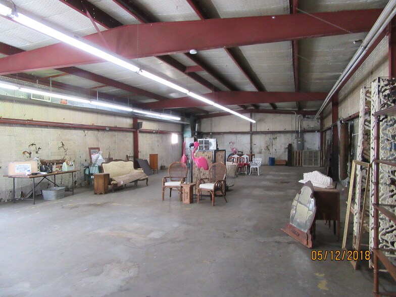 More Photos Of 205 NE Loop 230, Smithville Warehouse For Lease