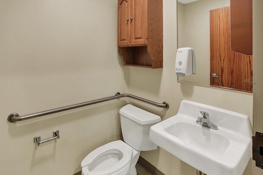 More Photos Of 711 W Gardner Dr, Marion Medical For Sale