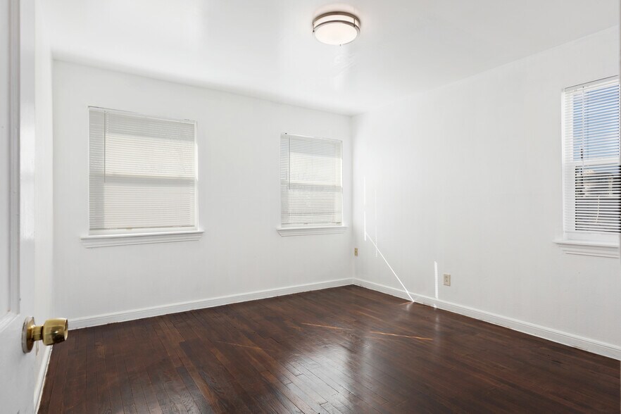 More Photos Of 5804 Newcastle St, Bellaire Office For Lease