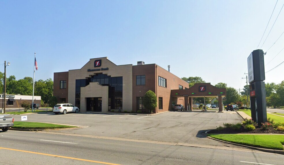 Primary Photo Of 800 N Arkansas Ave, Russellville Bank For Lease