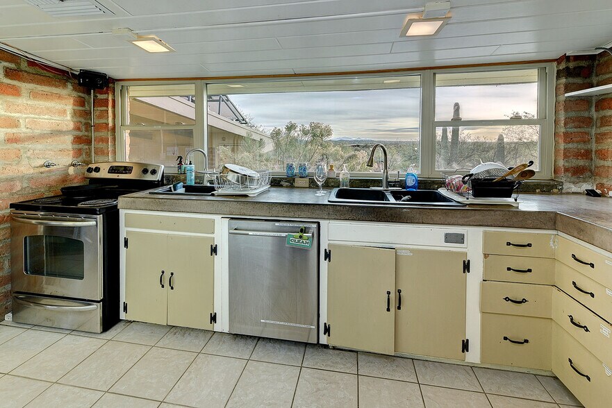 More Photos Of 2751 N Soldier Trl, Tucson Specialty For Sale