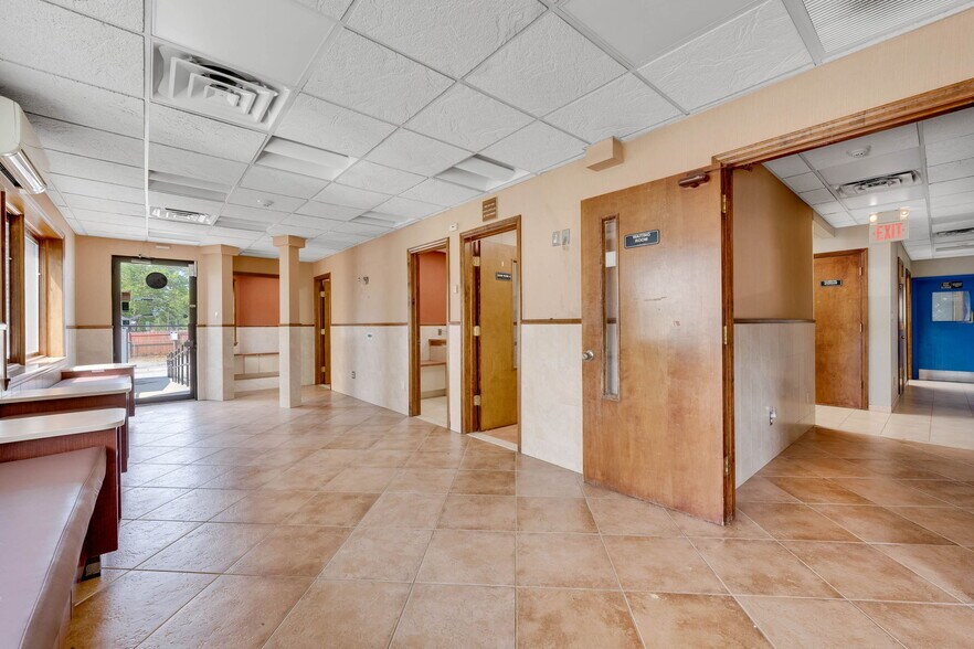 More Photos Of 73 W Merrick Rd, Valley Stream Veterinarian Kennel For Sale