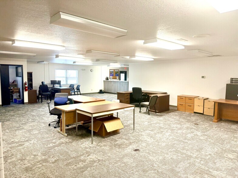 More Photos Of 808-810 Progress Dr, Farmington Office For Sale
