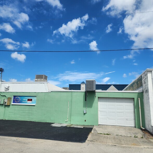 More Photos Of 1518 SE 46th Ln, Cape Coral Office For Sale