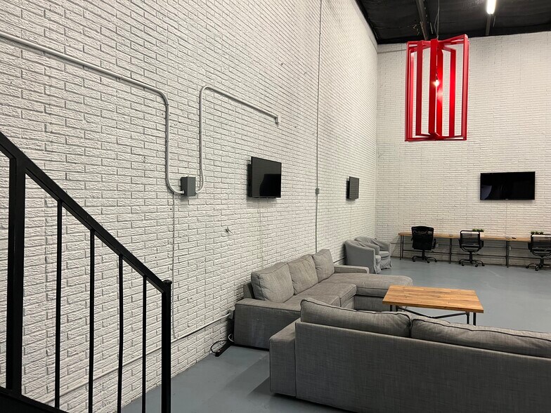 More Photos Of 4718-4720 Iberia Ave, Dallas Warehouse For Lease