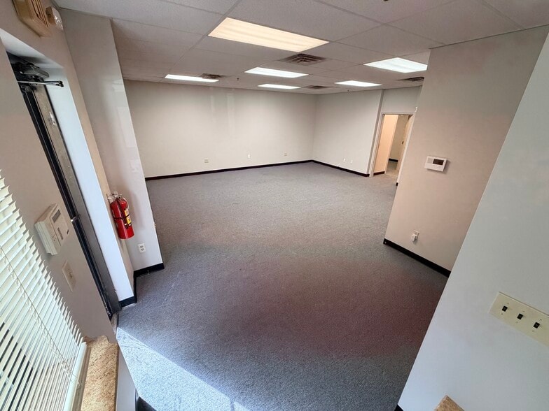 More Photos Of 825 Dawson Dr, Newark Warehouse For Lease
