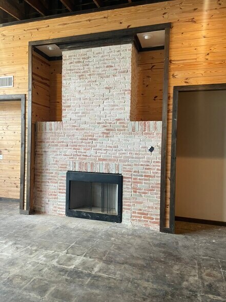 More Photos Of 189 Broadway St, Alba Storefront Retail Office For Sale