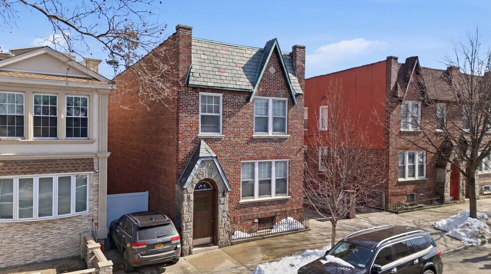 More Photos Of 7861 75th St, Glendale Multifamily For Sale