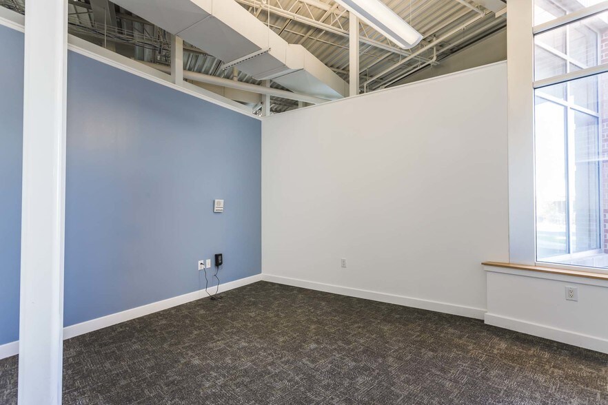 More Photos Of 900 Spring St, Jeffersonville Medical For Lease