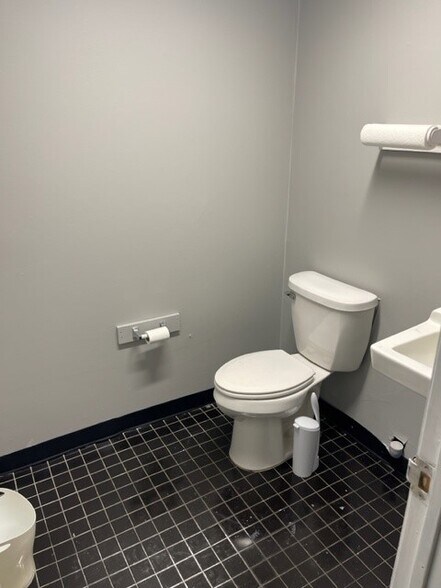 More Photos Of 1580 Lakeland Ave, Bohemia Warehouse For Lease