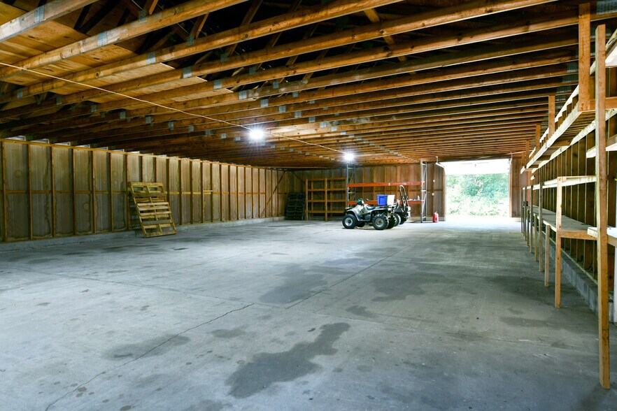 More Photos Of 4085 Herner County Line Rd, Southington Showroom For Sale