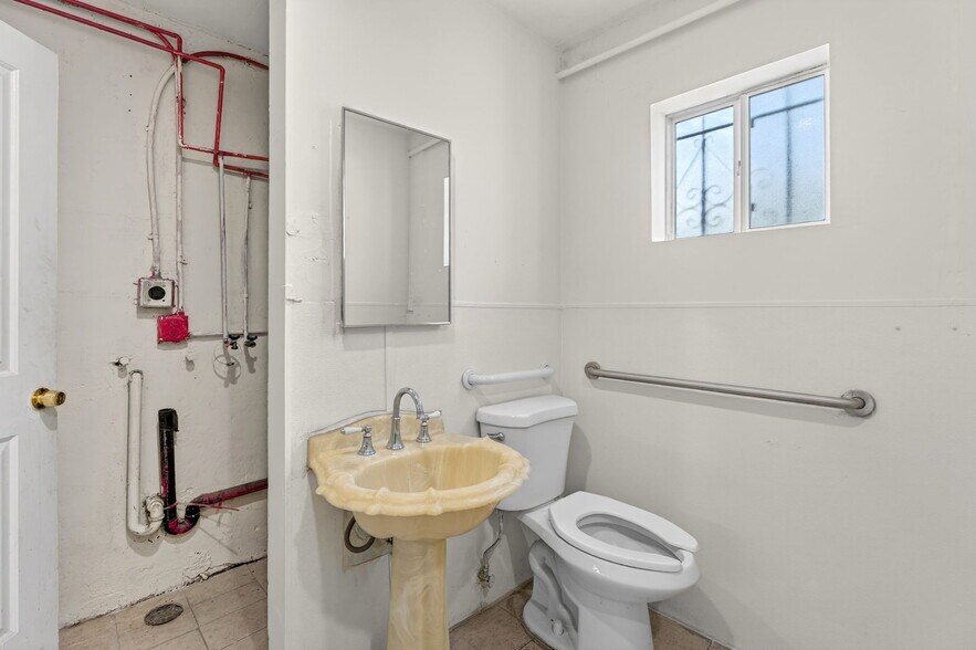 More Photos Of 4401 N 16th St, Phoenix Freestanding For Lease