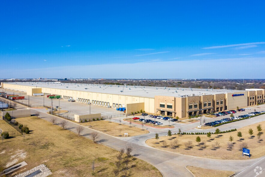 More Photos Of 2119 N I-35 E, DeSoto Distribution For Lease