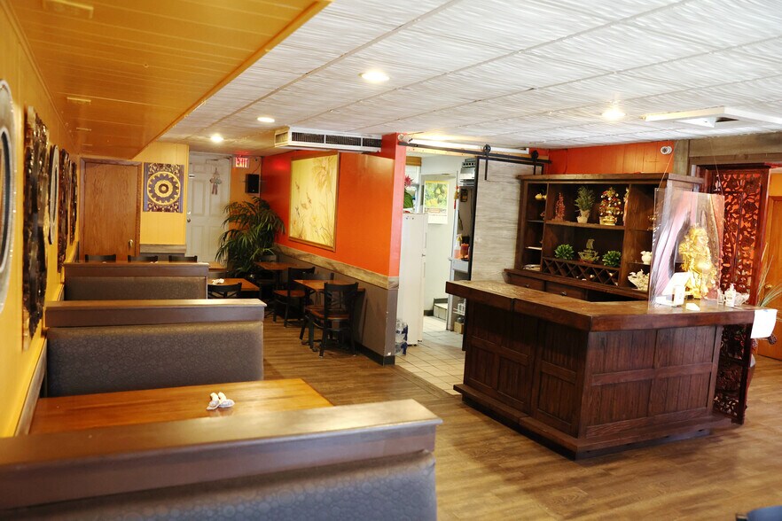 More Photos Of 909 Main St, Adel Bar For Sale