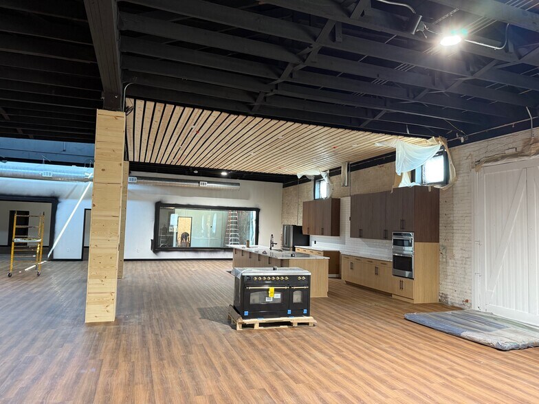 More Photos Of 117 S Houston Ave, Denison Showroom For Lease