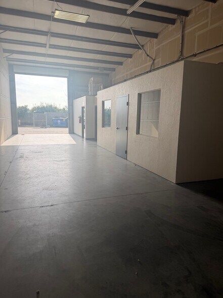 More Photos Of 17981 Ideal Pkwy, Manteca Flex For Lease