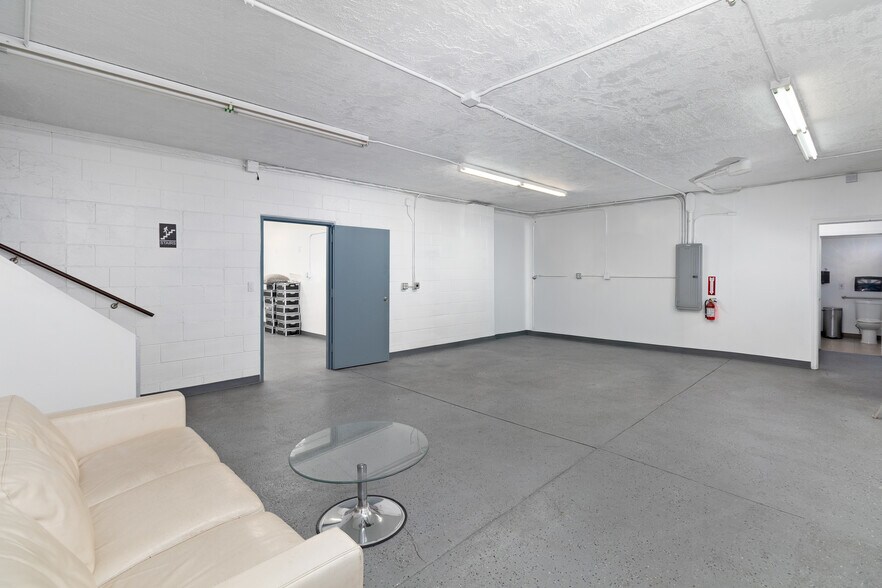 More Photos Of 8212-8214 San Fernando Rd, Sun Valley Light Distribution For Sale