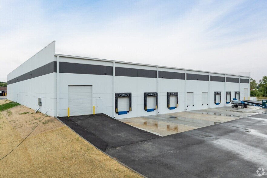 More Photos Of 500-550 Corporate Hills Dr, Saint Charles Warehouse For Lease